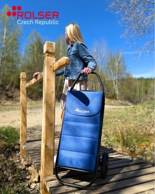 🛒 Nákup? Jasně, to je její hlavní role, proto taška na kolečkách Rolser COM unese až 50 kg a pojme celých 53 litrů. 🌊 Ale...